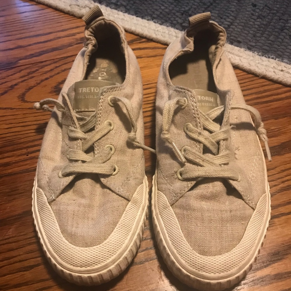 Tretorn tennis shoes casual gently used